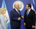 Der Präsident von Guatemala Jimmy Morales (rechts) unterhält sich mit dem israelischen Ministerpräsidenten Benjamin Netanjahu.  	Bild: Ronen Zvulun/Pool