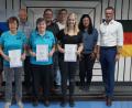Bürgermeister Hermann Falk (rechts) und Michaela Wenzl, stellvertretende Abteilungsleiterin der TuS-Kegler, gratulieren den Siegern.  	Bild: fg