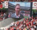 Auftritt vor 50 000 Zuschauern im Nürnberger Stadion: Unternehmer Bernd Godelmann (hier auf Großleinwand) übergab einen 5000-Euro-Gutschein an den Sieger des Wettbewerbs "Steine für Vereine".  	Bild: hou