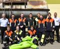 Manfred Lehmer (links) und Thomas Rimgaila (rechts) leiteten die zweitägige Weiterbildung zum sicheren Einsatz des Chemikalienschutzanzuges für neun Aktive der Wehren Pretzabruck, Schwarzenfeld und Stulln.  	Bild: ohr