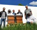 Stadtwerke-Geschäftsführer Stephan Prechtl (Dritter von links) war sofort begeistert von der Idee des Bee-Sharings.  	Bild: exb