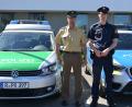 Aus Grün mach Blau: Thomas Dietrich (links), stellvertretender Dienststellenleiter in alter Uniform, daneben Dienstgruppenbeamter Florian Riedl in der neuen blauen Uniform.  	Bild: plym