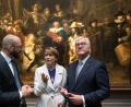 Unter Führung von Kurator Matthias Ubl (links) besichtigten am Mittwoch Bundespräsident Frank-Walter Steinmeier und seine Frau Elke Büdenbender das Rijksmuseums in Amsterdam. Im Hintergrund das bekannte Rembrandt-Gemälde "Die Nachtwache".  	Bild: Soeren Stache/dpa