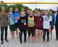 Die Auswahlspieler mit Landestrainer Dominic von Känel (rechts) auf der neuen Beachvolleyball-Anlage des VC Amberg. Links VC-Abteilungsleiter Thomas Groha.  	Bild: gsp