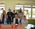 Bezirksrat Toni Dutz (sitzend, Zweiter von links) besucht das Team der Stiftland-Oase im Rahmen der Aktion "Rollentausch". 	Bild: lue