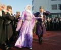 Schwulenfeind, Republikchef und Volkstänzer Ramzan Kadyrov in traditioneller tschetschenischer Tracht (rechts).  Bild: EPA/dpa/Kazbek Vakhayev