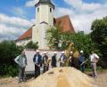 Zum Start des Neubaus der Jugendstätte Haidenaab greifen Stefan Brückner (Landratsamt Bayreuth), Landrat Hermann Hübner, Anja Liebenwald-Zetzmann (Singer-Ingenieur-Consult), Günter Dörfler (ehemaliger Kreisjugendring-Vorsitzender), der Speichersdorfer Bürgermeister Manfred Porsch, Kreisjugendring-Vorsitzender Christian Porsch, Andreas König (Landratsamt Bayreuth) und Sebastian Morawe (von links) vom gleichnamigen Baugeschäft zum Spaten.	Bild: hai