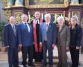 Eiserne Konfirmation feiern (vorne, von links) Hans Orth, Georg Wörner, Hans Pöllinger, Anna Gradl (geborene Schunk) und Betti Horn (ebenfalls geborene Schunk) mit Pfarrer Konrad Schornbaum (hinten).	Bild: wku