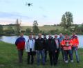 Vertreter des Roten Kreuzes und der Feuerwehr sowie Behörden treffen sich zum Blaulichtgespräch am Erlenweiher. Mit auf dem Bild Bürgermeister Hans Donko (Zweiter von links), Polizeidienststellenleiter Bernhard Gleißner (Fünfter von rechts), Wasserwacht-Vorsitzender Thomas Seiler (Dritter von rechts) und BRK-Bereitschaftsleiter Sven Lehner.	Bild: njn