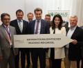 Bürgermeister Franz Tauber, Mehlmeisel, MdL Martin Schöffel, Geschäftsführer Ronald Ledermüller vom Naturpark Fichtelgebirge, Ministerpräsident Markus Söder, Eckard Mickisch vom Wildpark Waldhaus Mehlmeisel Forstministerin Michaela Kaniber, MdL Ludwig von Lerchenfeld und Gemeinderat Winfried Prokisch aus Mehlmeisel freuen sich über das Projekt. 	Bild: gis