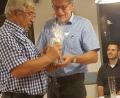 Als Dank für seinen Vortrag überreicht Vorsitzender Willi Dötsch (rechts) Wolfgang Hahn ein kleines Präsent.  	Bild: exb