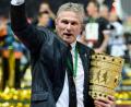 Vieles spricht dafür, dass der FC Bayern Jupp Heynckes mit dem DFB-Pokal-Sieg in den Trainer-Ruhestand entlässt.  
	Bild: Bernd Weissbrod/dpa