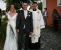 Pfarrer Maximilian Roeb traute Kathrin Heindl und Michael Schreiber in der Kreuzbergkirche.  	Bild: wro