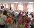Entführung in die Welt der Farben: Die Kinder von Sankt Martin freuten sich, bei der Seniorenfeier im Altenheim auftreten zu dürfen.  	Bild: hm