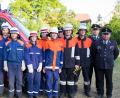 Schiedsrichter und Feuerwehrler sind zufrieden: Die Löschgruppe legt ihre Prüfung fehlerfrei ab.  	Bild: whw