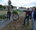 Runderneuert wurde die "Pump-Track-Strecke" im Mitterteicher "Fit- und Funpark". Im Bild (von links) Bauhofleiter Wolfgang Stark,

Radprofi Johannes Fischbach, Thomas Grillmeier vom

Stadtbauamt und Bürgermeister Roland Grillmeier.	Bild: jr