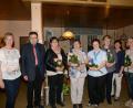 Vorsitzende Annemarie Woppmann, Stadtpfarrer Pater Hans Ring (von links) sowie Bezirksvorsitzende Martha Bauer und Vorsitzende Regina Pschirrer (von links) ehren die langjährigen Mitglieder Sieglinde Beyer, Ella Morawitz, Barbara Herrmann und Franziska Dornisch (mit Rosen von links).  	Bild: bey