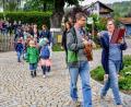 Singend zogen die Kinder, zusammen mit Eltern und Verwandten, vom Kindergarten in die Pfarrkirche