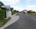 Über die Baumarten und den Umfang der Bepflanzung zum Abschluss des Ausbaus der nördlichen Hauptstraße (Bild) informiert Bürgermeister Josef Etterer in der jüngsten Gemeinderatssitzung.  	Bild: br