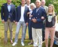 Neben der Familie gratulierten auch Bürgermeister Maximilian Beer (links) und die Vereinsvertreter Rüdiger Hügel (SV, Dritter von links) und Richard Winderl (Denkmalpflegeverein, Zweiter von rechts) Jubilar Friedrich Brych zum Geburtstag.  	Bild: mad