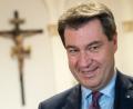 Ministerpräsident Markus Söder (CSU) im Treppenhaus des Bayerischen Landtages. Mit seinem Kruzifix-Erlass für Behörden hat er eine kontroverse Diskussion losgetreten - jetzt sollen alle an einen Tisch.  	Bild: Peter Kneffel/dpa