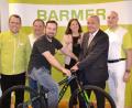 Die Barmer-Krankenkasse mit Hans Kost (links) und Oberbürgermeister Kurt Seggewiß (Zweiter von rechts) laden alle Bürger zum Sportmachen ein.  	Bild: Luber