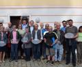 Die beiden Bürgermeister Hans Koch und Hans Durst sowie Maria Schmalzl bei der Übergabe der Hausnamensschilder an Königsteiner und Hirschbacher Gemeindebürger. 	Bild: wuk