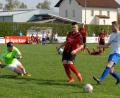 Abstiegskampf in Tirschenreuth: Am letzten Spieltag der Kreisliga Süd empfängt der ATSV den FC Lorenzreuth. Die Kreisstädter brauchen einen Punkt, um sich in die Relegation zu retten. Das Bild zeigt eine Szene aus der Partie gegen den VfB Arzberg (1:1): Leon Prokesch klärt vor dem Arzberger Korbinian Lang (rechts), ATSV-Torwart Christoph Rösner braucht nicht einzugreifen.  	Bild: Gebert
