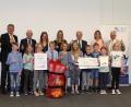 Vertreter des Kultusministeriums, des Landessportverbands und der Handwerkskammer gratulierten den Schülern der Grundschule Fensterbach zum Landessieg.  	Bild:  HWK Schwaben