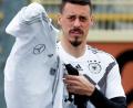 Sandro Wagner zieht das DFB-Trikot aus - für immer. Der 30-Jährige erklärte verärgert seinen Rücktritt aus dem Nationalteam, weil er nicht mit zur WM in Russland fahren darf.  	Bild: Ina Fassbender/dpa