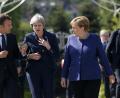 Der französische Präsident Emmanuel Macron (von links), die britische Premierministerin Theresa May und Bundeskanzlerin Angela Merkel (CDU) unterhalten sich beim EU-Treffen in Sofia.  	Bild: Darko Vojinovic/AP/dpa