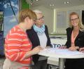 Bild: rhi
Die Referentinnen für Öffentlichkeitsarbeit und Bürgerbeteiligung, Ina-Isabelle Haffke (Zweite von rechts) und Katrin Redenz (Zweite von links) standen den Bürgern am Info-Stand Rede und Antwort. Bild: Hirsch