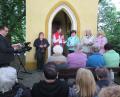 Bild: jzk
Vor der Kaibitzer Dorfkapelle feierten Stadtpfarrer Konrad Amschl und die Vorbeterinnen Hilde Wolf, Rita Busch, Agnes Emerig und Maria Drechsler (von links) mit zahlreichen Marienverehrern die Maiandacht.  Bild: jzk