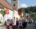 Bild: hl
Angef&uuml;hrt von den Ministranten und der Blaskapelle Waldeck ziehen die Vereine, Pfarrer Heribert Stretz mit der Monstranz und die G&auml;ubigen bei der Prozession durch den Oberen und Unteren Markt, um ihren Kirchenpatron zu ehren