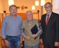 Oberstabsfeldwebel a. D. Werner Kandler (links) und der Landesvorsitzende des Deutschen Bundeswehrverbands, Gerhard Stärk (rechts), danken Werner Kunz für 50 Jahre Treue.  	Bild: uz