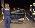 Total demoliert blieb der Opel der 18-Jährigen auf der Straße liegen. Feuerwehrkräfte aus Eslarn und Heumaden stellten das Wrack wieder auf die Räder.	Bild: Dobmayer