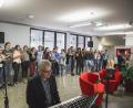 Michael Bertelshofer am E-Piano hat auch bekannte Chansons auf Lager. Souverän begleitet er den deutsch-französischen Schulchor, bei dem nicht nur die Töne, sondern auch das Zwischenmenschliche passt.  	Bilder: Meister (2)