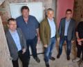 Kewog-Projektleiter Carsten Seebauer, Abbruchunternehmer Josef Hierold, Bürgermeister Roland Grillmeier, Thomas Grillmeier vom Stadtbauamt und Lia Biermeier (von links) informierten über den Abriss der Häuser.  	Bild: jr