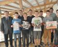 Realschulleiter Andreas Meier (links) ist stolz auf seine erfolgreichen Schüler, die bald bei der Bayerischen Meisterschaft in München antreten.	Bild: dob