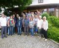 Informationen über Spargel holen sich die Teilnehmer eines "Spargelseminars" auf dem Waltlhof in Sandharlanden bei Abensberg. 	Bild: is