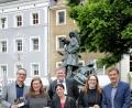 Mit dem Leiterwagerl karrt das Amberger Kulturteam die druckfrischen, 130 Seiten starken Hefte stapelweise heran: (von links): Kulturreferent Wolfgang Dersch, Kulturfachkräfte Marina Auer und Barbara Cosima Frey, Ambergs Oberbürgermeister Michael Cerny, Theaterberaterin Katja Körtge und Kulturamtsleiter Reiner Volkert.  	Bild: Wolfgang Steinbacher