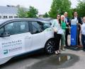 Die Firma Rogers ist in der Region Vorreiter in Sachen Stromtankstelle. Auf dem Parkgelände des Unternehmens direkt neben der Industriestraße am Stadtwald installiert, ist die Ladestation nicht nur für Betriebsangehörige, sondern für jedermann zugänglich. Unser Bild zeigt bei der Eröffnung der E-Station Anette Enders (Zweite von links) von der Rogers-Geschäftsführung mit Mitarbeitern des Unternehmens und Claus Schmid (rechts) von den Lechwerken. 	Bild: do