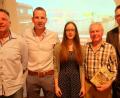 In der Bürgerversammlung stellten Günther Scharf, Tobias Klebl, Laura Scharf und Seniorchef Josef Scharf (von links) ihr Familienunternehmen "Scharf Natursteine/NS" vor. Bürgermeister Hans Prechtl (rechts) überreichte zur Erinnerung die Gemeindechronik.	Bild: ohr