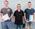 Spartenleiter Erich Kneißl (Mitte) gratulierte Alexander Prechtl (rechts) für 250 absolvierte Spiele mit einer Urkunde und einem kleinen Pokal. Die Teilnehmer der Jahreshauptversammlung bestimmten in einer Nachwahl Michael Beer (links) zum neuen Kassier..	Bild: ohr