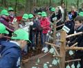 Die Mädchen und Buben, die sich an den Waldjugendspielen beteiligen, kennen jetzt den Unterschied zwischen Ahorn und Buche.  	Bild: Steinbacher