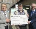 Rotary-Präsident Michael Winter (links) und sein Nachfolger Dr. Rüdiger Merkle (rechts) überreichten dem OWV-Vorsitzenden Erwin Mayer (Mitte) eine Spende von 5000 Euro, zweckgebunden für das neue Mobiliar im sanierten Türmerhaus.  	Bild: Hirsch