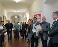 Die Ausstellung "Keys of Hope" will auf das Schicksal von 65 Millionen Flüchtlingen weltweit aufmerksam machen. Zur Eröffnung kommen (von rechts) OB Michael Cerny sowie vom Caritas-Verband Wolfgang Schmalzbauer (Vorsitzender), Günter Koller (Geschäftsführer) und die für Asyl-Sozialarbeit zuständige Irina Huber.	Bild: Steinbacher