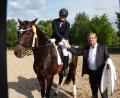 Die Siegerin der Prüfung der Klasse S*, Nina Richter vom RC Schloß Wernstein auf Don Etoile, freut sich über den Geldpreis der Stadt Tirschenreuth, den dritter Bürgermeister Norbert Schuller überreicht.	Bild: exb