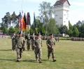Mit großen Schritten auf zu neuen Wegen: Brigadegeneral Christopher C. LaNeve (rechts) ist der neue kommandierende General des 7. US-Armee Ausbildungskommandos (7th ATC) in Grafenwöhr. Brigadegeneral Antonio A. Aguto Jr. (links) nimmt ein Kommando in Fort Bragg in North Carolina wahr. Der Oberkommandierende des US-Heeres in Europa, Generalleutnant Christopher G. Cavoli (Mitte), übernahm die Kommandoübergabe.  	Bild: mor