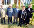Pfarrer Micha Boerschmann (rechts) gratulierte Georg Herath (Mitte) zur eichernen sowie (von rechts) Irene Porsch, Werner Kurzak, Erhard Preissinger und Norbert Wahler zur diamantenen Konfirmation.